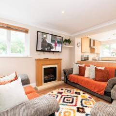 Pass the Keys Spacious 3BR Free Parking House Mins to Central London