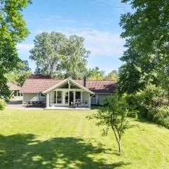 Four-Bedroom Holiday Home In Dronningmolle
