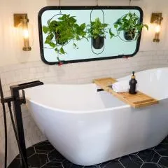 Airstream w Bathtub, River, & Hot Tub