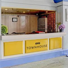 Townhouse Royal Palms Hotel - Lily