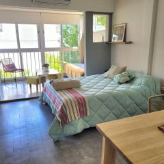 Luminoso Estudio con Balcón abierto en Palermo