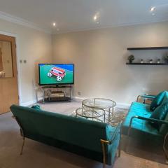 Luxury Green 2 Bed City Centre Apartment close to Mailbox,Bullring, Broad Street for Leisure and Families