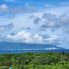 Penthouse Apartment with Bay and Mountain Views, Rooftop BBQ, AC, Fast WiFi, Near Saladilla Beach, Barahona