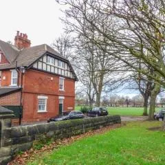 House on the Green Spacious-Super location