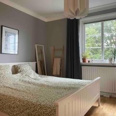 Rymlig och modern lägenhet i lugnt läge