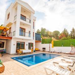 Özel Havuzlu ve Deniz Manzaralı 5 Odalı Villa