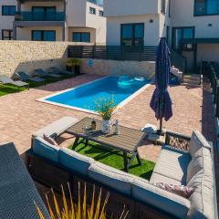 Exclusive New House w private pool