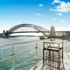 Iconic Apartments- private balcony with harbour and opera views