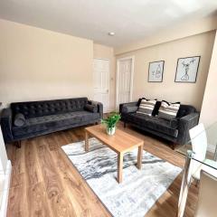 Central 4 bedroom house with Driveway