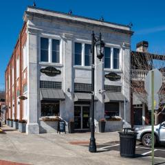 Main & Main - Downtown Blue Ridge, GA - Luxurious Downtown Retreat, Gas Log Fireplace, King Master Suite - Blue Ridge, GA