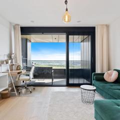 Luxurious City Retreat Balcony & Pool Access