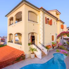 Villa Araucaria - Private Pool, Jacuzzi, Sea View
