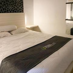 RedDoorz near Pantai Idola Banyutowo Hotel D'LLALA