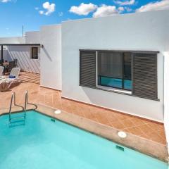 Bungalow María de Timanfaya - Sea and Mountains Views, Pool, WiFi, 15 minutes walk to Marina Rubicón