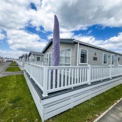 Stunning 3 Bedroom Lodge With Decking Wifi In Essex Ref 44036g