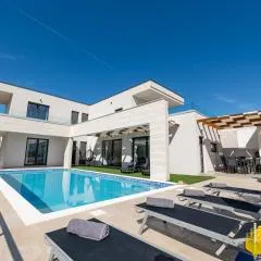 Villa Dasi s grijanim bazenom