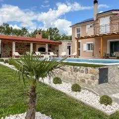 Awesome Home In Ruzic With Jacuzzi