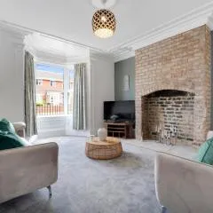 NEW! Stunning 4 Bedroom Home in South Shields by Stay With Us, Perfect for Families & Contractors!, FREE Parking!