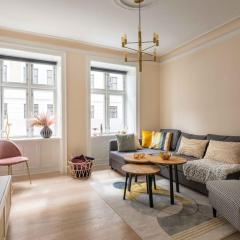 City Central 2BR Apartment Next to the Lakes