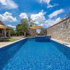 Family retreat House Begonija with pool and BBQ