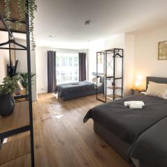 ImmoStay G#1 Ferienhaus - Parken & WiFi, 2 Balkone und 2 Bäder,4K
