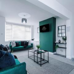 Stunning 3-Bed home in Manchester by 53 Degrees Property, Ideal for Contractor Groups & Long-term Business, FREE Parking - Sleeps 7!