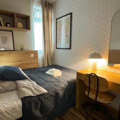 A2 - Prince Room - Warsaw City Haven - Shared Bathrooms - Self check-in