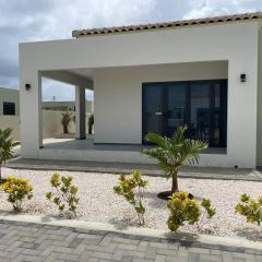 Villa Cuarenta-Y-Tres, Mambo Beach