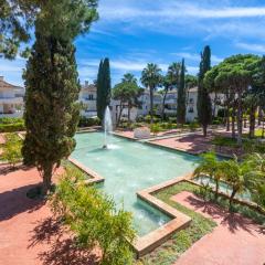 Elegant Marbella Apartment, 5-Pool Oasis, Sunlit Terrace, Garage