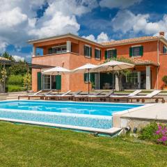 Beautiful Villa Village with tennis court in Tinj