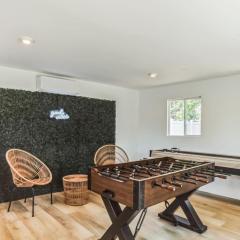 Modern Log Cabin at the beach with Hot Tub, Game Room and Fire Pit