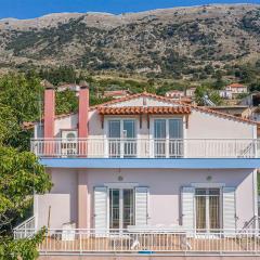 Lovely Home In Patra With Kitchen