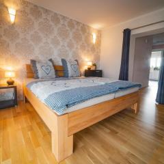 Große Ferienwohnung, Klima in den Schlafzimmern, 3 Zimmer, Balkon & große Küche - In Seenähe, schnell in der Stadt