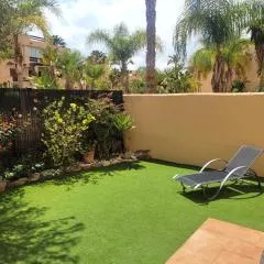 Bajo con una terraza espectacular al lado de la playa y con acceso directo a la piscina!
