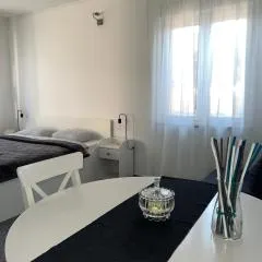 WHOLE HOUSE FOREST-yard and BBQ, private parking