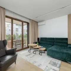 Spacious Family Apartment with Garden & Parking by Noclegi Renters