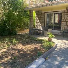 Rez de villa Grand T2 proche plage Marvivo-Sablettes