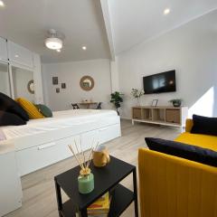 Estudio con Piscina y Parking, Playa a 4 Min a Pie, Tren a 2 Min