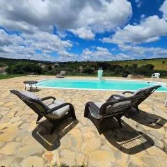 Chalés Vila Carrancas - Ao lado do centro com piscina, cozinha completa e muita tranquilidade