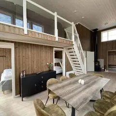 Trivelig og nylig oppført hytte med innendørs peis