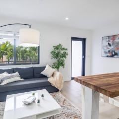 Comfort and Style 2 Bed 1 bath 2 min to the Beach!