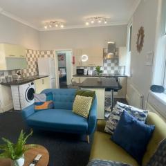 Large 3 Bedroom, 4 beds, City Apartment,near utilita arena free on-site parking