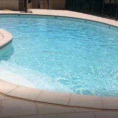 Saint-Pierre-La-Mer : Appart T2 avec Piscine, Parking, Clim, Terrasse - 4 Pers. - FR-1-795-26