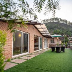 StayVista at Suri Ville with Heater & Mountain View