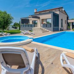 Lovely Home In Privlaka With Jacuzzi