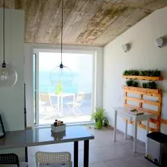 Durmiendo sobre el mar, Vivienda Los Riscos