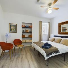 Hidden Gem Hideaway Retreat in Central Town Area with AC