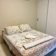 Quarto e sala bem localizado