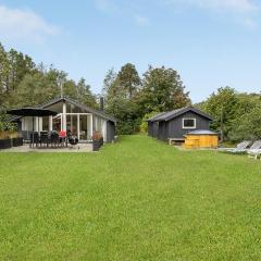 Three-Bedroom Holiday Home In Glesborg