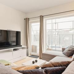 Dinbnb Apartments I 1 minute to tram! Newly built with balcony & 3 beds